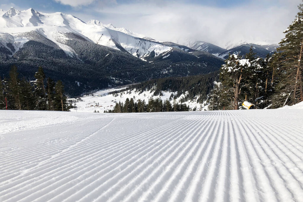 Pista da sci dopo il gatto delle nevi, pista vuota senza nessuno, prarazione per sciare - Foto, immagini