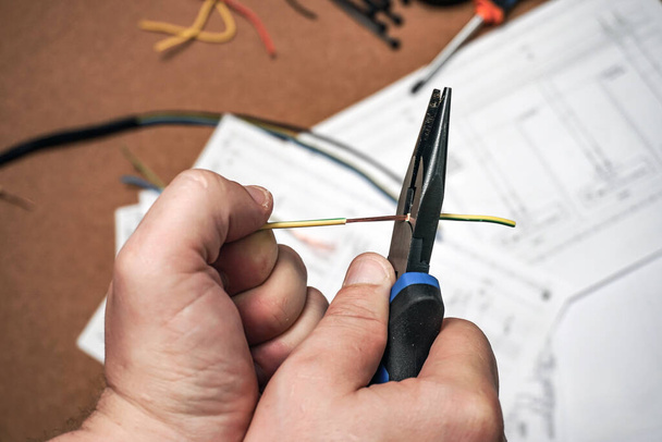 lavorare elettricità su circuito di carta elettrica - Foto, immagini