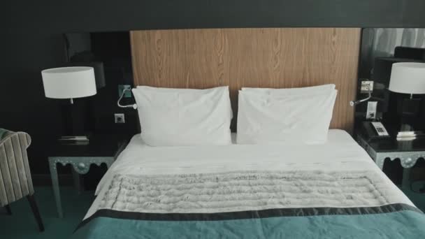 No hay personas zoom de distancia de la cómoda cama king-size en la habitación de hotel moderna con muebles elegantes - Metraje, vídeo