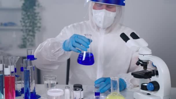 virologist is working with dangerous reagents in microbiological laboratory - Záběry, video