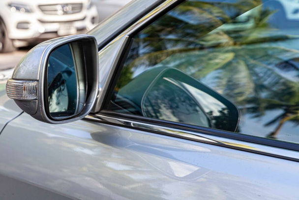 Sluiten - achteruitkijkspiegel op het motorvoertuig - Foto, afbeelding