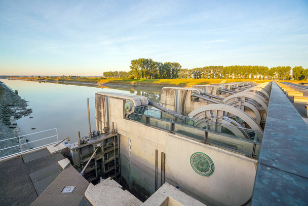ル・モン=サン=ミシェル、フランス- 9月17 、 2018:クーソン川の近代的な技術油圧ダムは、フランスのモン=サン=ミシェル湾の浚渫プログラムの主な部分です。 - 写真・画像