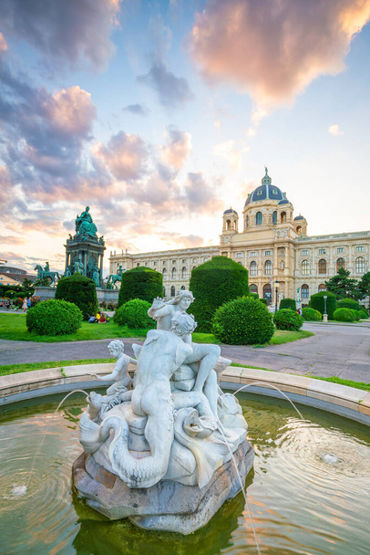 Όμορφη θέα του διάσημου Naturhistorisches Museum (Μουσείο Φυσικής Ιστορίας) στο ηλιοβασίλεμα στη Βιέννη, Αυστρία - Φωτογραφία, εικόνα