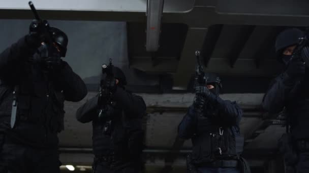 Des soldats des opérations spéciales prennent d'assaut le bâtiment. Escouade anti-terroriste portant des casques - Séquence, vidéo