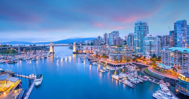 Gyönyörű kilátás Vancouver belvárosára, Brit Columbia, Kanada naplementekor - Fotó, kép