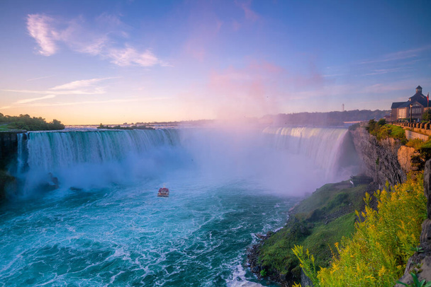 Pohled na vodopád Niagara Falls z kanadského Ontaria - Fotografie, Obrázek