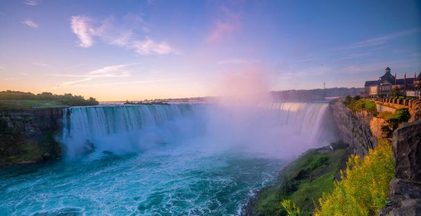 Niagara Falls uitzicht op de waterval vanuit Ontario, Canada - Foto, afbeelding