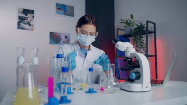 clinical lab of screening for COVID-19, woman is researching samples - Imágenes, Vídeo