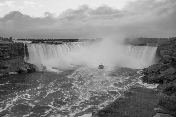 Niagara Falls uitzicht op de waterval vanuit Ontario, Canada - Foto, afbeelding