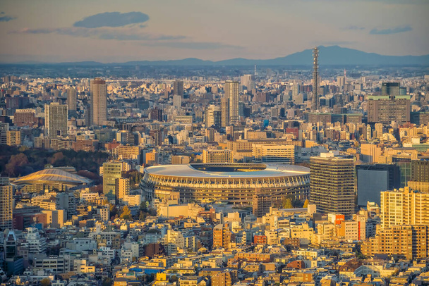 TOKYO, JAPÓN - 5 DE DICIEMBRE DE 2019: El Nuevo Estadio Nacional, Estadio Olímpico en Tokio, Japón desde la primera vista al atardecer - Foto, Imagen
