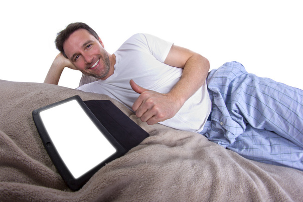 lettura maschile su un tablet prima di andare a dormire
 - Foto, immagini