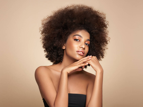 アフロ髪のアフリカ系アメリカ人の少女の美しさの肖像画。美しい黒人女性だ。化粧品、化粧品、ファッション - 写真・画像
