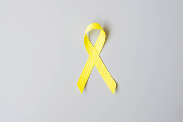 Lapsuuden syöpä, sarkooma, luu, virtsarakon ja itsemurhien ehkäisy Tietoisuus kuukausi, Gold Yellow Ribbon elämisen ja sairauden tukemiseen. lapset Terveydenhuolto ja maailman syöpä päivä käsite - Valokuva, kuva