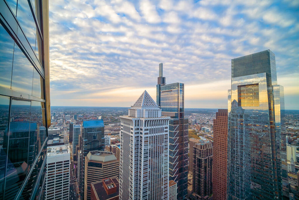 Top kilátás belvárosi városkép Philadelphia Pennsylvania, USA naplementekor - Fotó, kép