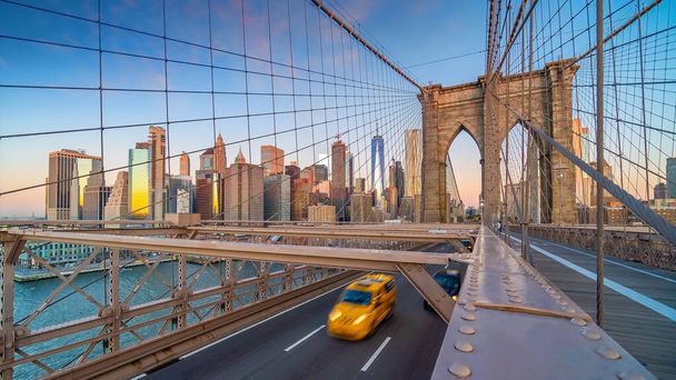 Γέφυρα του Μπρούκλιν στη Νέα Υόρκη, ΗΠΑ με την ανατολή του ηλίου - Φωτογραφία, εικόνα