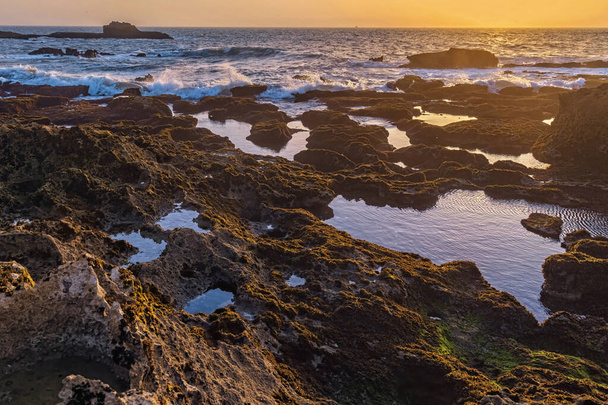 Picturesque sunset on the Atlantic Ocean in the area of Essaouira in Morocco on a summer evening. - Fotoğraf, Görsel