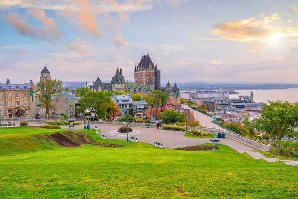 Panoramisch uitzicht op de skyline van Quebec City met Saint Lawrence rivier in Canada - Foto, afbeelding