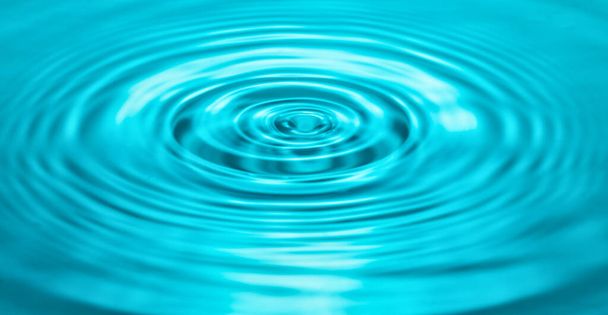queda de gotas na superfície da água, respingo, ondulações na água, cor azul - Foto, Imagem