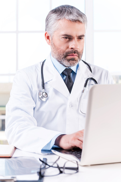 Doctor working on laptop - Foto, afbeelding