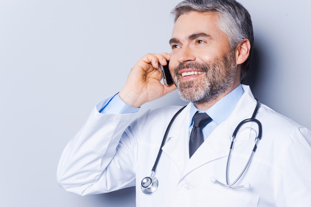 Doctor talking on the mobile phone - Photo, image