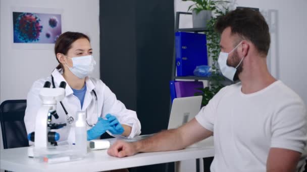 ο ασθενής συμβουλεύεται γιατρό στο ιατρικό γραφείο πριν από τον εμβολιασμό - Πλάνα, βίντεο