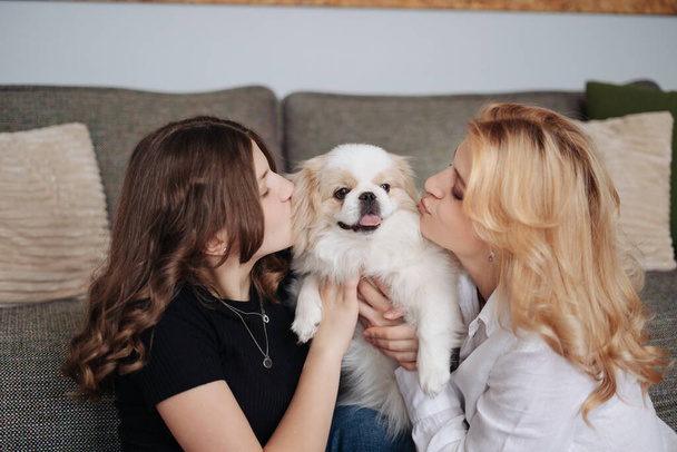 Mère, fille et adorable chien - Photo, image