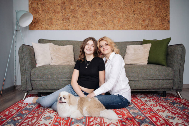 Mutter, Tochter und entzückender Hund - Foto, Bild