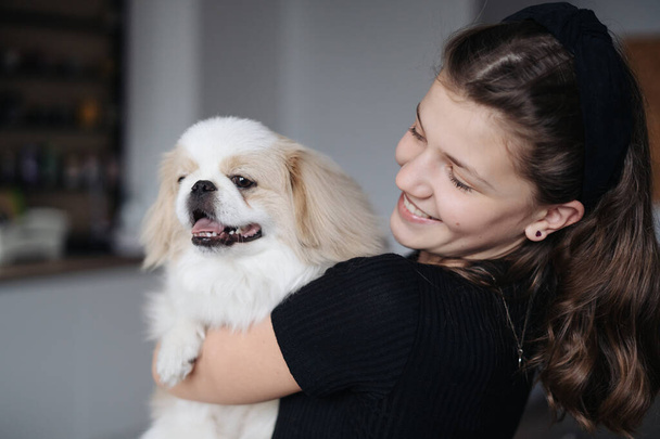 Giovane donna coccole il suo cane domestico - Foto, immagini