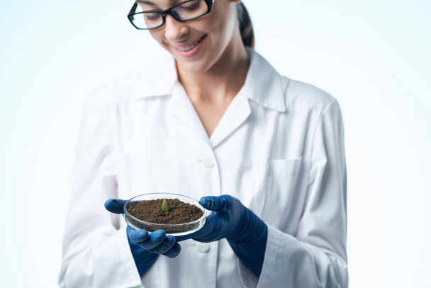 wesoła kobieta w białym płaszczu student nauka biotechnologia rośliny - Zdjęcie, obraz