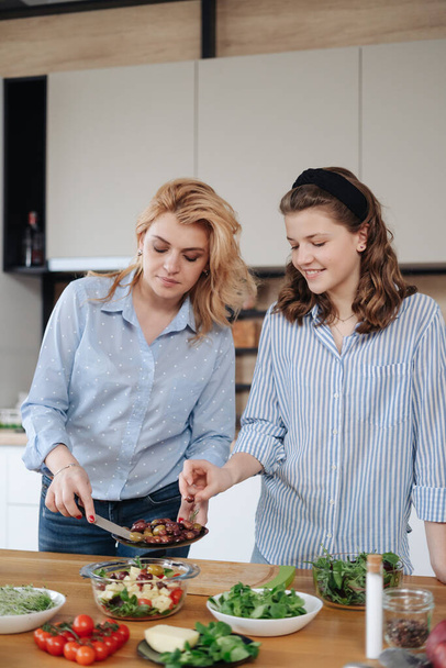 Matka i córka nastolatek gotowanie razem - Zdjęcie, obraz