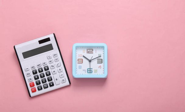 Kalkulačka a budík na růžovém pozadí. Horní pohled - Fotografie, Obrázek