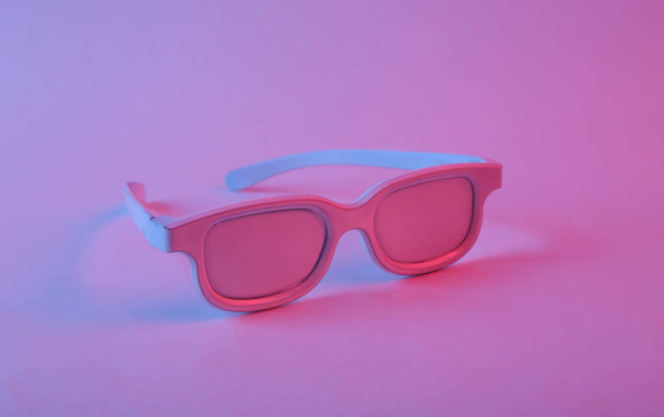 White glasses in pink blue gradient neon light. Minimalism - Foto, immagini