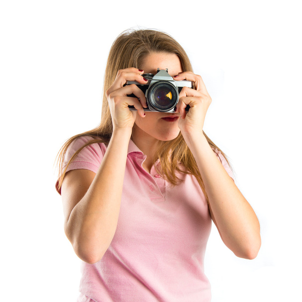 Mädchen beim Fotografieren auf weißem Hintergrund  - Foto, Bild