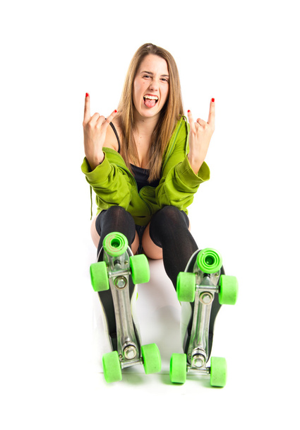 Jolie jeune fille portant un style urbain avec des patins à roulettes
 - Photo, image