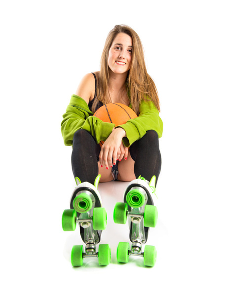 vrij jong meisje dragen stedelijke stijl met skates - Foto, afbeelding