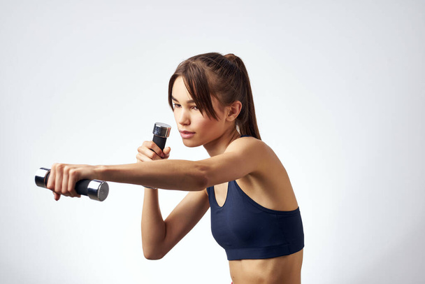 sport femme entraînement avec haltères fitness motivation style de vie - Photo, image