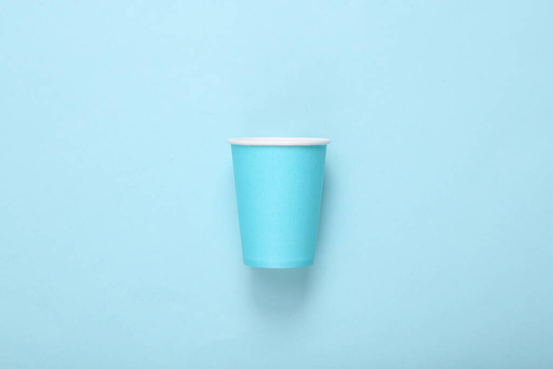 Taza de café de cartón azul vacío sobre fondo azul. Minimalismo - Foto, imagen