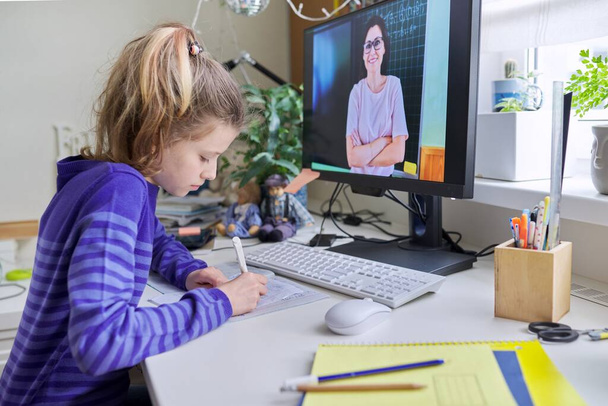 Preteen girl learning math online using home computer - Foto, Imagem
