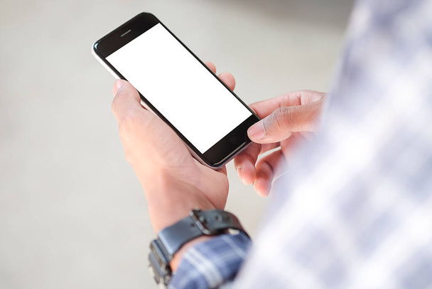 Close up widok biznesmena trzymając makietę smartfon z pustym ekranem. - Zdjęcie, obraz