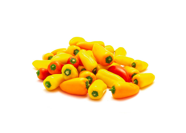 Pilha de mini pimentas doces vermelhas, alaranjadas e amarelas vibrantes isoladas em fundo branco. Mistura colorida de minúsculos mini-lanches pimentos são mais doces do que a média de pimentão. - Foto, Imagem