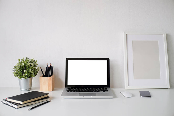 Mesa de trabalho e laptop. copiar espaço e tela em branco. Imagem do negócio, laptop tela em branco e suprimentos. - Foto, Imagem