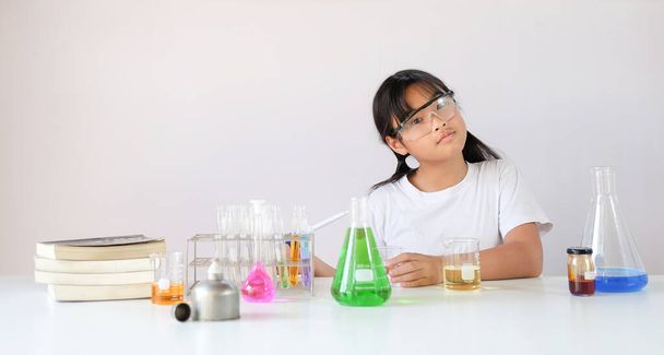 Azji student robi eksperyment chemiczny w laboratorium. - Zdjęcie, obraz