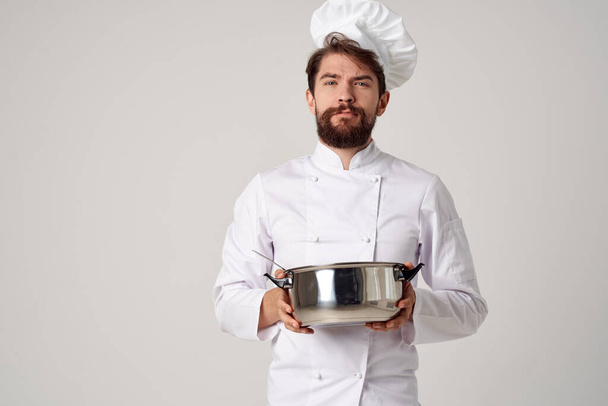 chef masculino restaurante gourmet cocina fondo claro - Foto, imagen