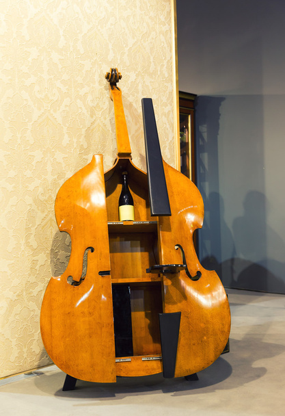 Grand violoncelle comme placard à vin
 - Photo, image