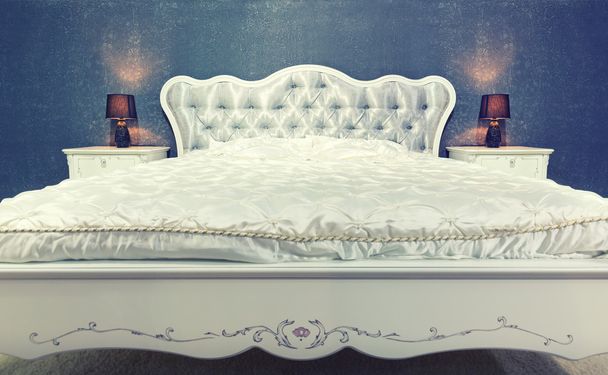 Bonita cama en un entorno típico contemporáneo
 - Foto, imagen