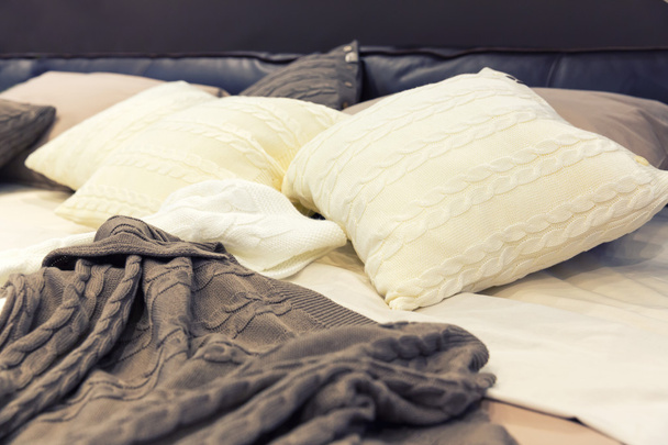 otel yatak beyaz yastıklar - Fotoğraf, Görsel