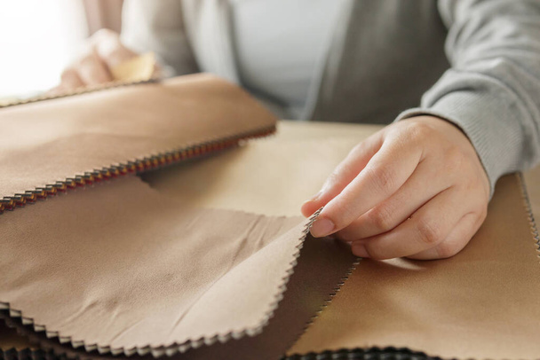 designer femelle avec des échantillons de couleur de tissu en choisissant textile pour rideaux - Photo, image