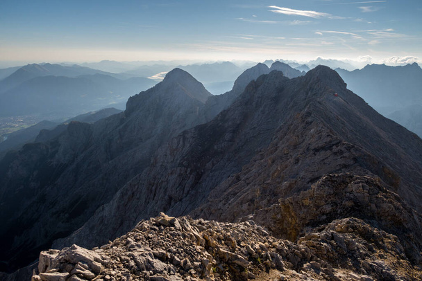 Een schilderachtig uitzicht op de Zugspitze berg in Duitsland op een heldere dag - Foto, afbeelding