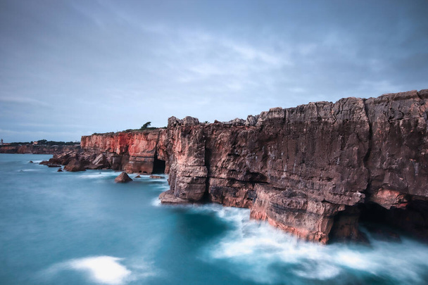 The breathtaking view of the magnificent rocky cliffs over the endless ocean - Фото, зображення