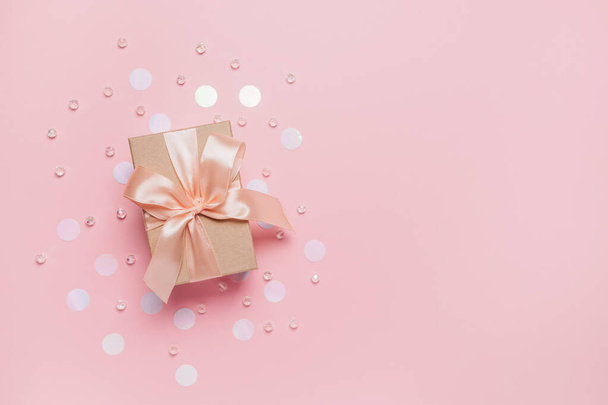 Geschenke auf rosa Hintergrund, Liebe und Valentinskonzept - Foto, Bild